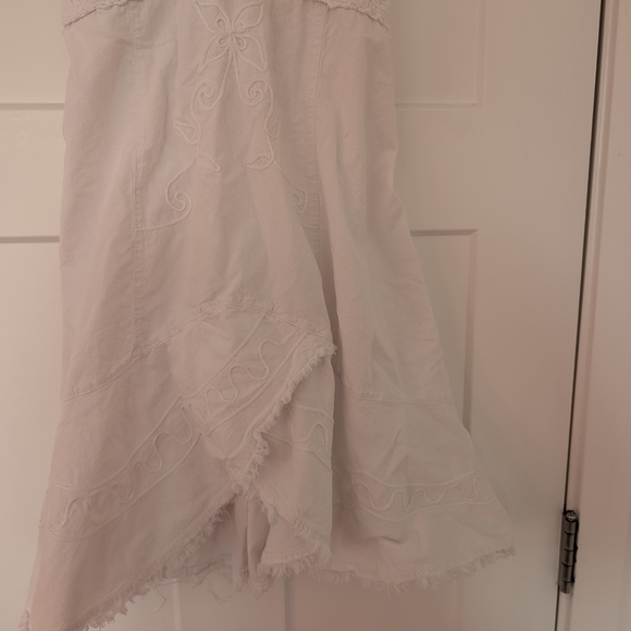 Elegant Whimsical White Embroidered Dress Size Large - Picture 3 of 10